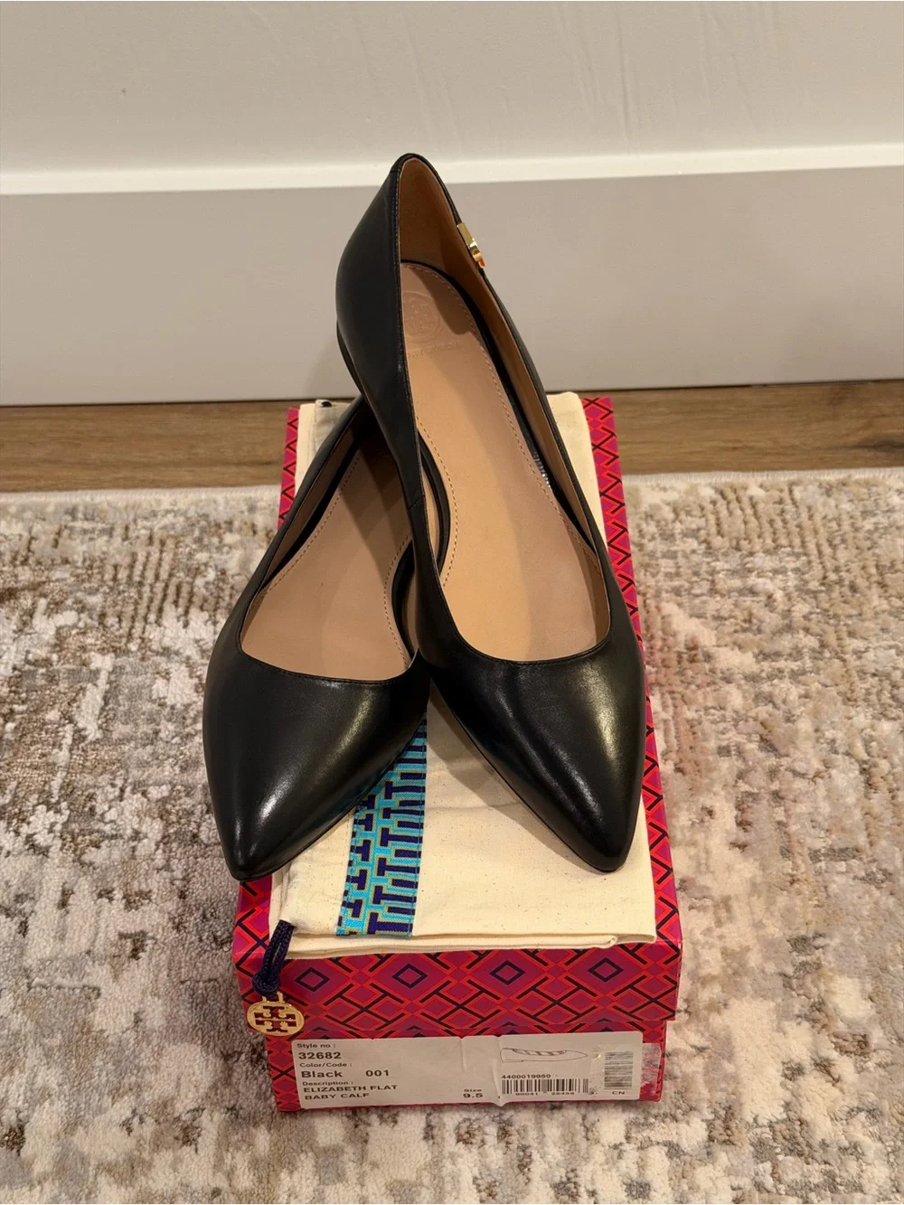 Tory Burch Elizabeth Pointed Toe Ballet Flat in black leather w/Gold Logo Sz 9